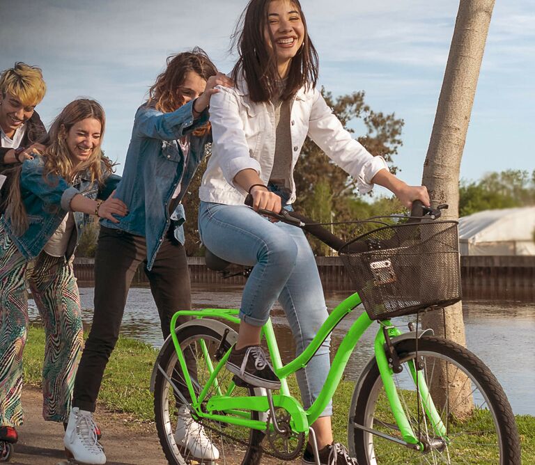 M3 - Teamkultur und Benefits Junge Menschen mit Fahrrad und Skates