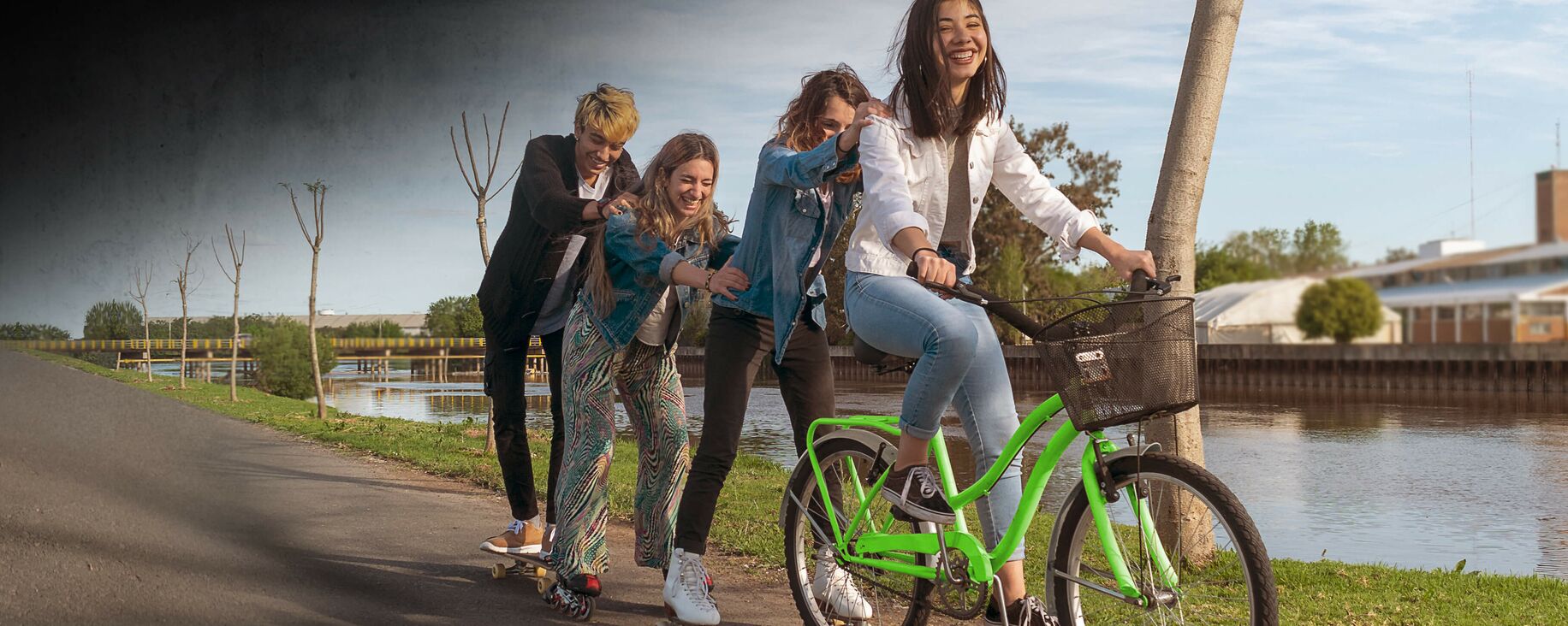 M3 - Teamkultur und Benefits Junge Menschen mit Fahrrad und Skates